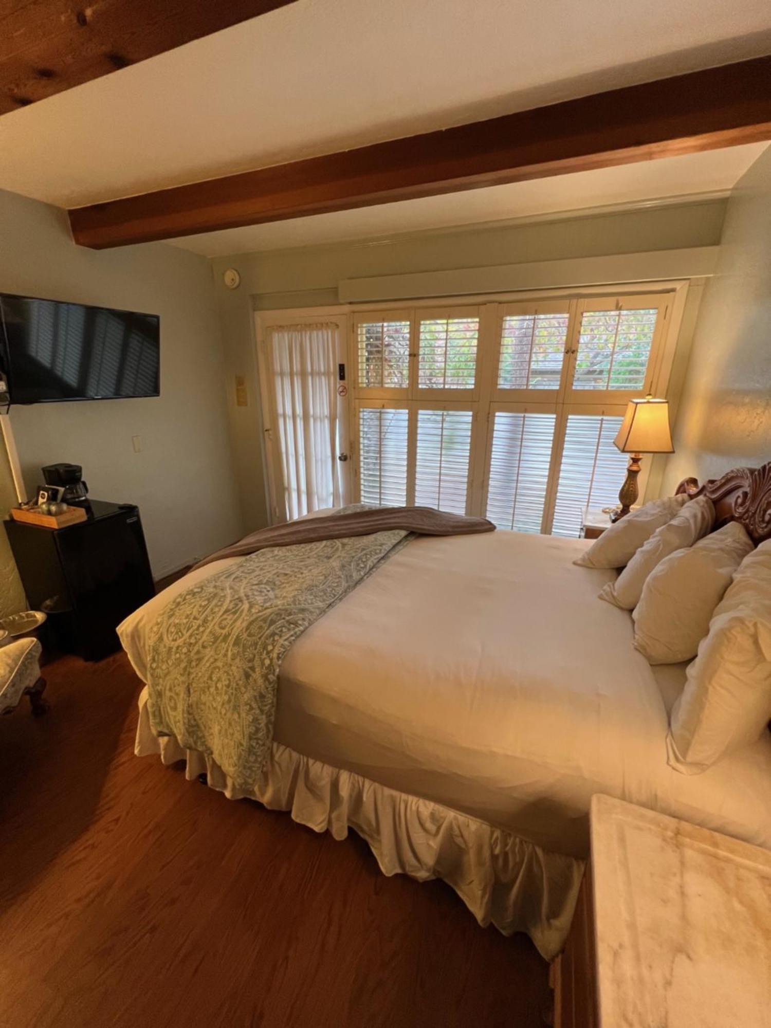 Carmel Garden Inn Екстериор снимка