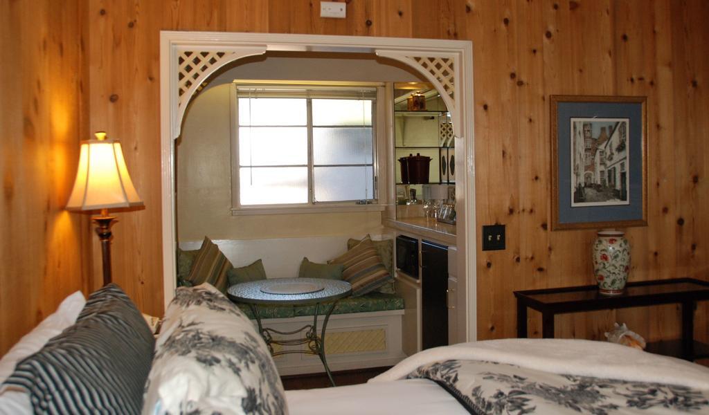 Carmel Garden Inn Стая снимка