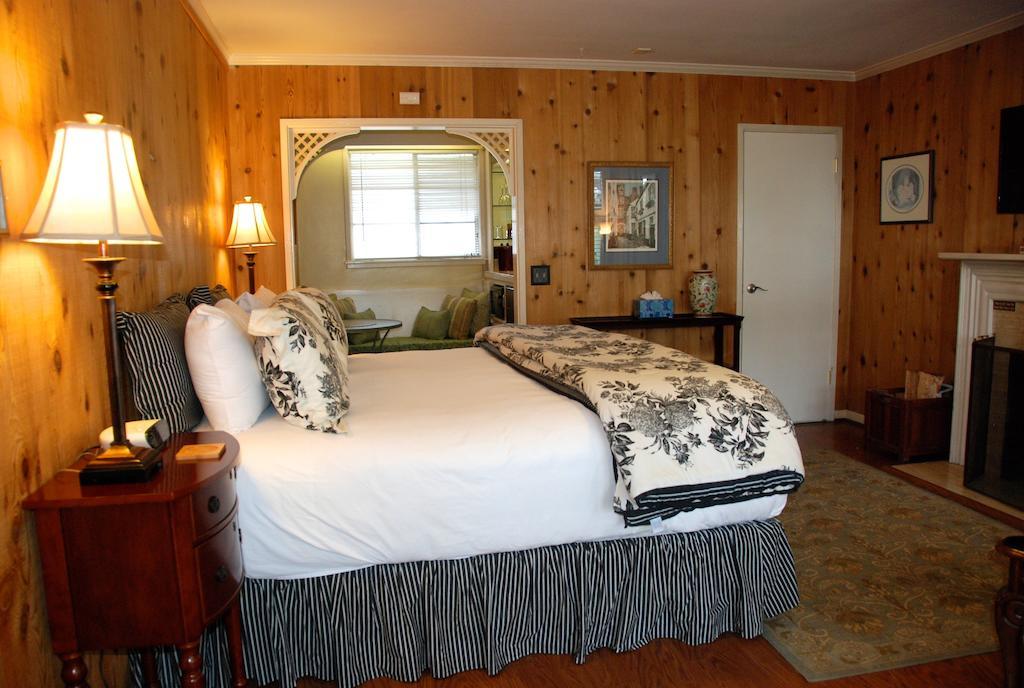 Carmel Garden Inn Стая снимка